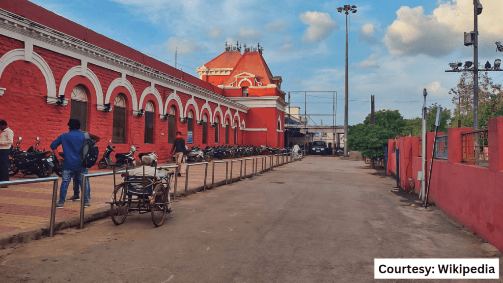 Outside the Agra Fort railway station