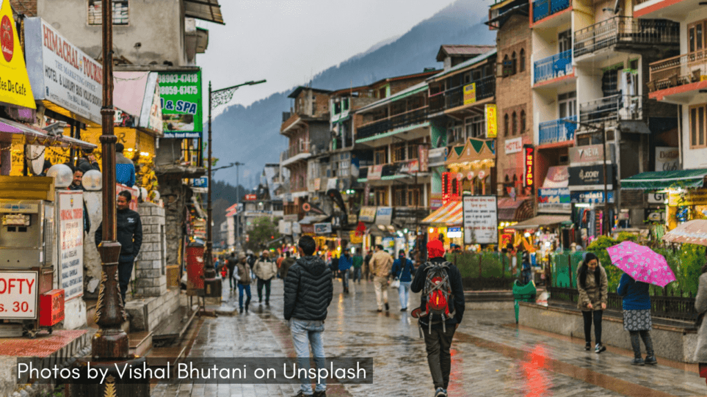 the local market street in Manali where you can celebrate Christmas in July