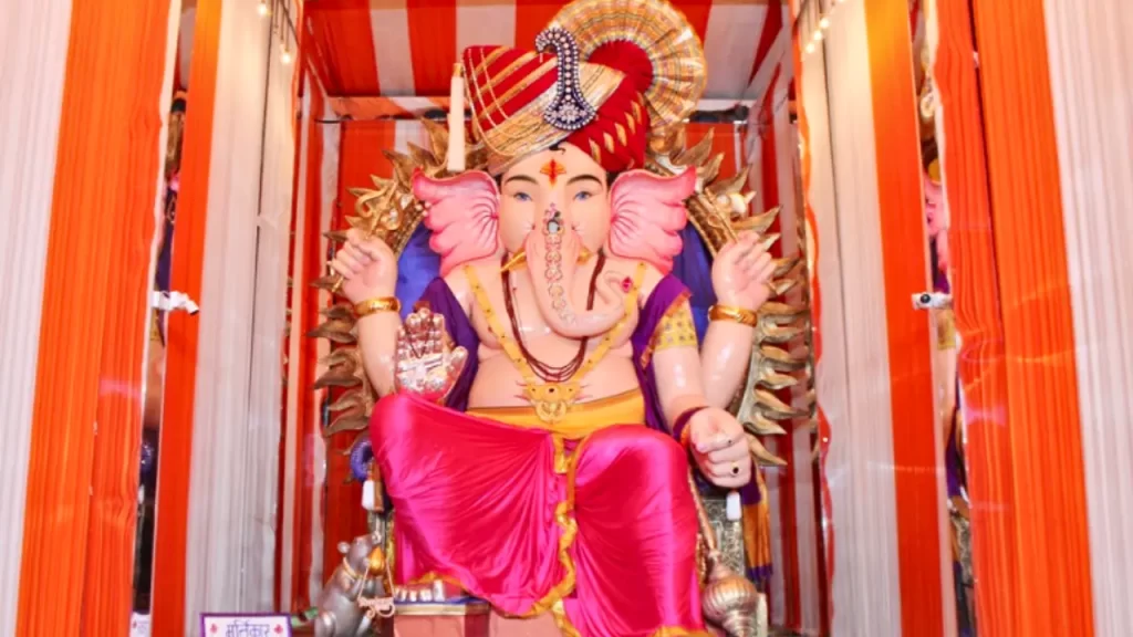 Girgaon Cha Raja remains one of the popular ganesh murti in Mumbai