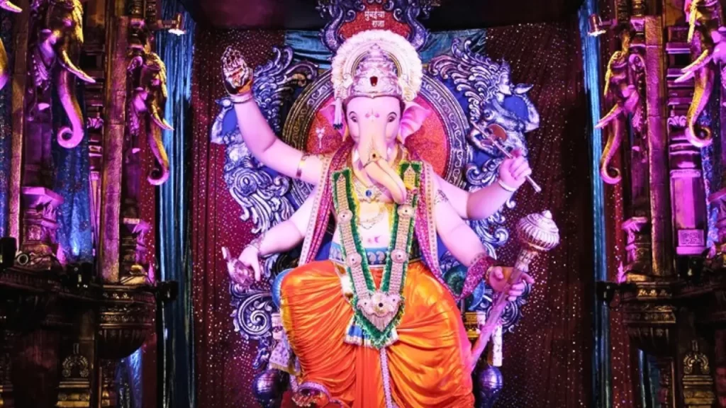 Mumbai Cha Raja is one of the popular ganesh murti in Mumbai