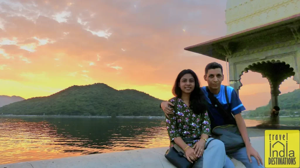 A couple enjoying sunset at Fateh Sagar Lake in udaipur one of the places to visit in rajasthan in august