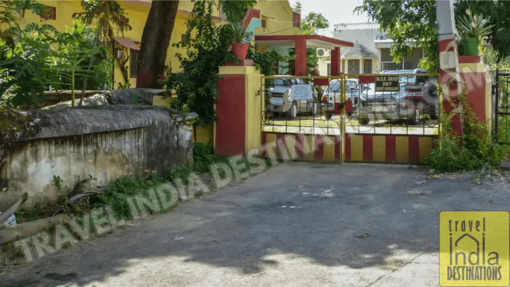 the gate of David's Bungalow, one of the finest udaipur holiday rentals