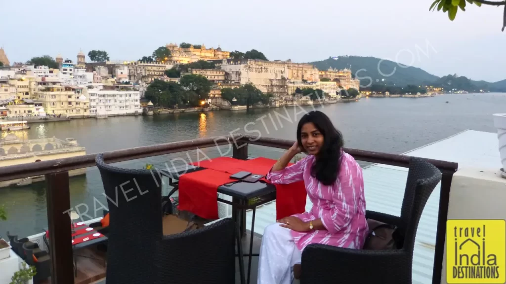 one of the things to do in Udaipur is enjoying a fine dinner by the lake