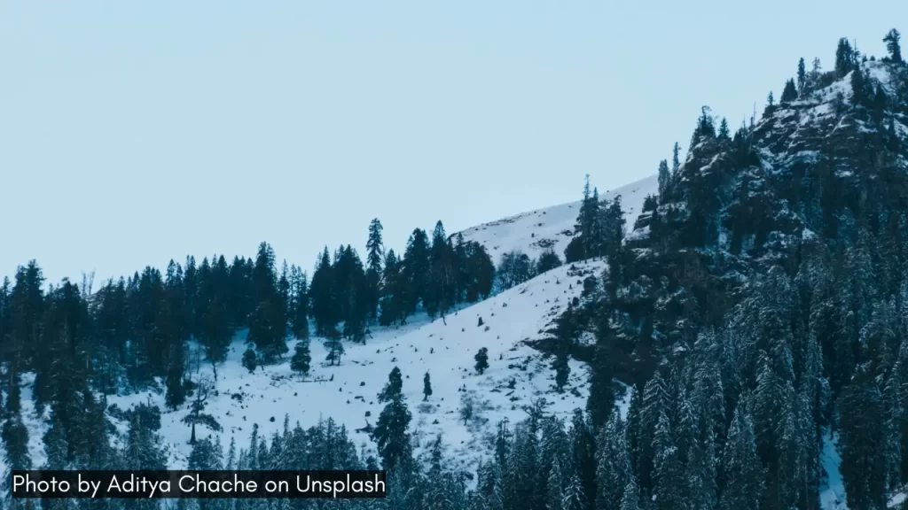 Snowy hill in Manali, Himachal Pradesh, one of the best places to visit in December in India, offering stunning winter views