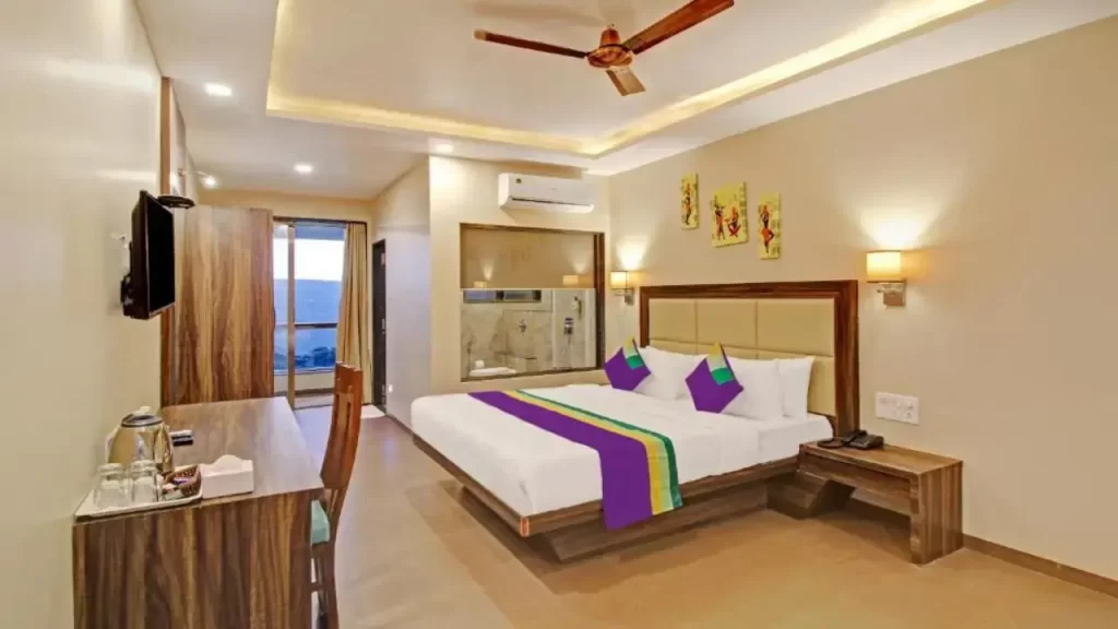 a standard room of treebo mountain retreat in mahabaleshwar one of the best affordable hotels