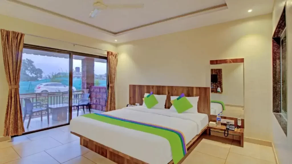 standard room at treebo nakshatra cottages one of the best budget hotels in mahabaleshwar