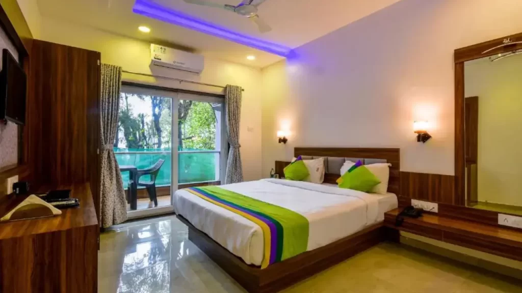 standard room at treebo prince palace one of the best rated budget hotels in mahabaleshwar