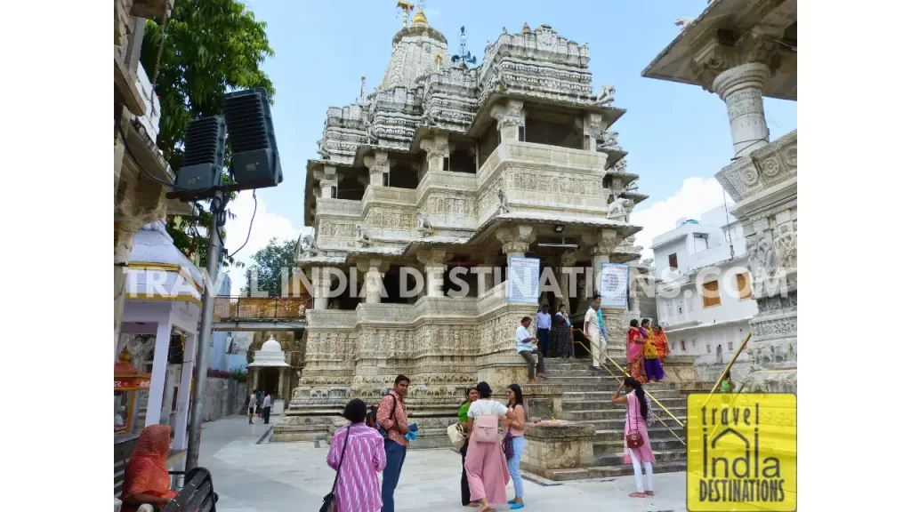 the courtyard of jagdish temple udaipur