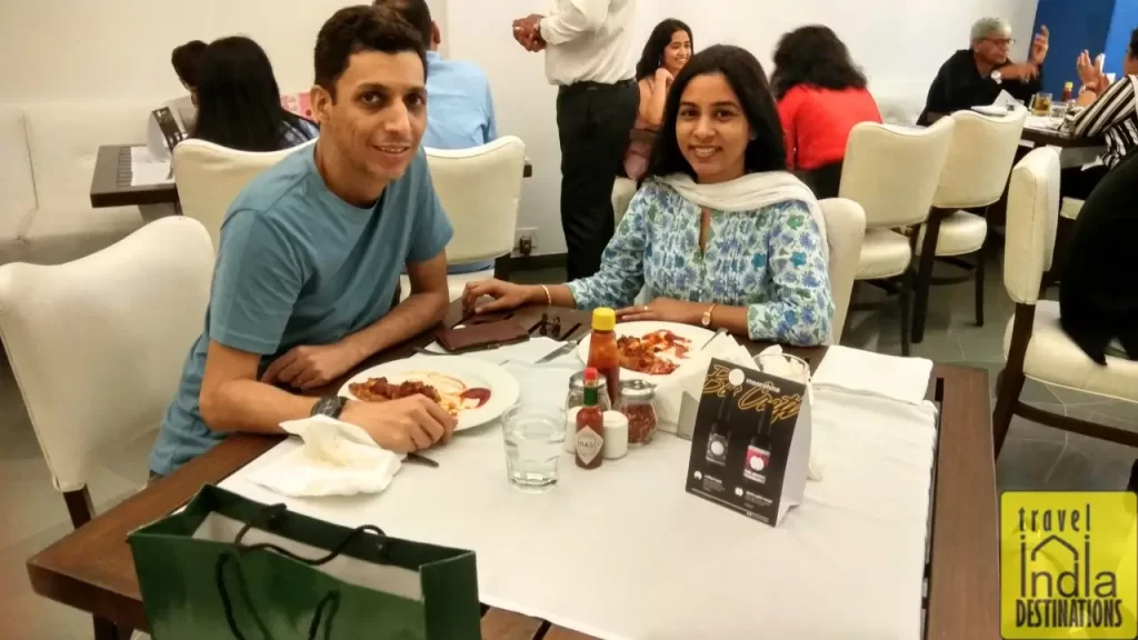 sarah and sharukh enjoying dinner at Pizza by the Bay in Mumbai