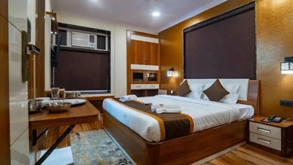 Clean and simple double bed room in budget hotel Kolkata at Fabhotel Prime Tiyara Inn in North Kolkata.