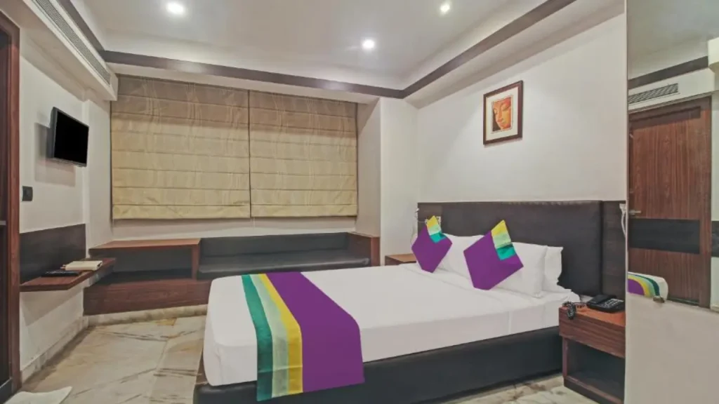 Clean and simple double bed room in Treebo Premium Dee Empresa, one of the top rated budget hotels in Kolkata.