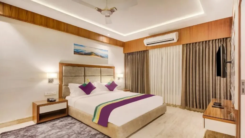 Spacious budget-friendly hotel room in Treebo Premium Tahoora International in Kolkata.