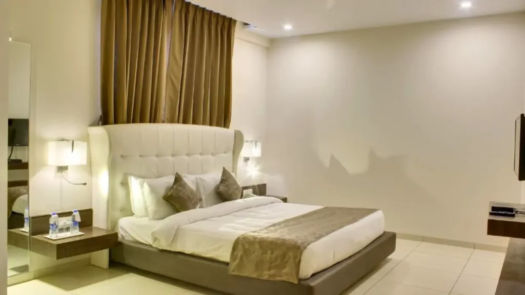 Modern budget accommodation in Saputara for couples and families at Hotel Lake View.
