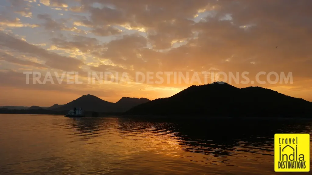 A sunset shot at Fateh Sagar Lake in Udaipur, ideal minimoon in January in India.
