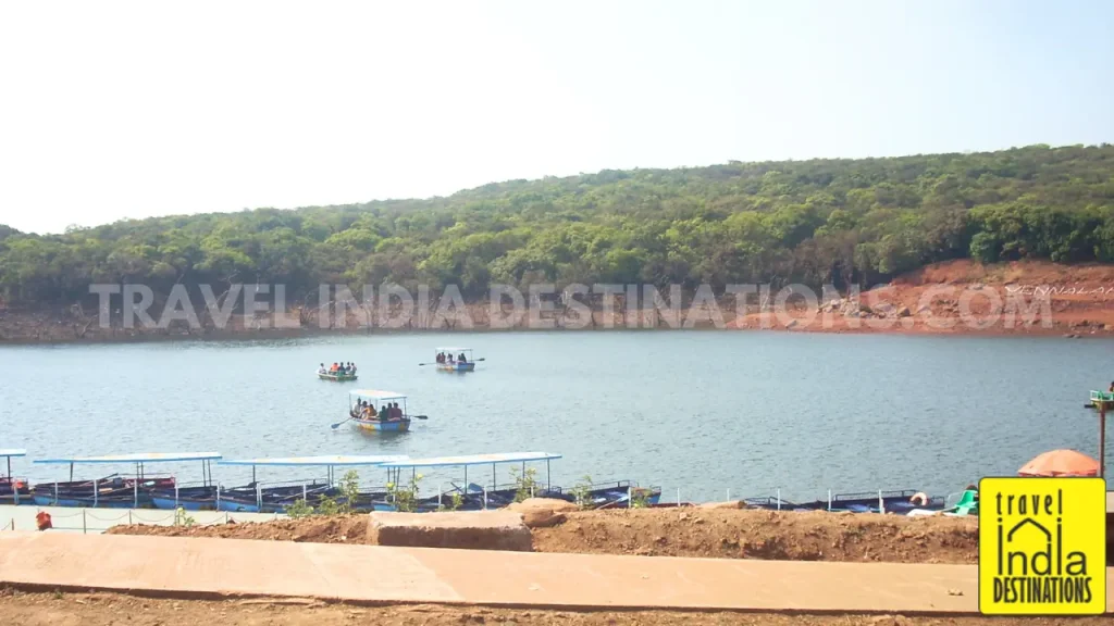 A shot of people enjoying boating in Venna Lake, one of the best romantic places to visit in Mahabaleshwar.
