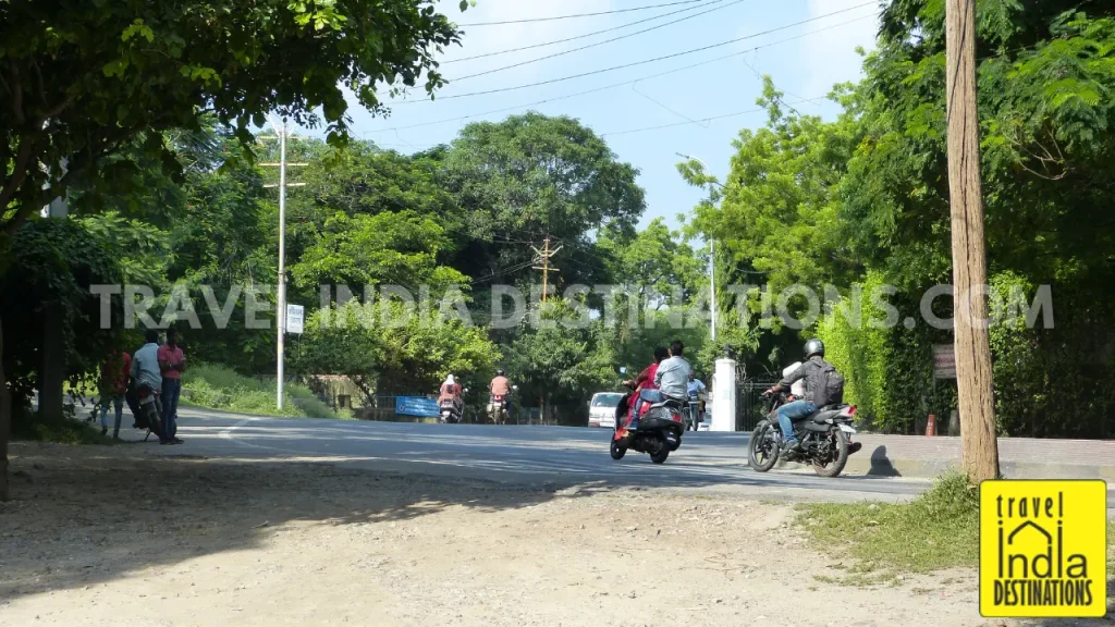 A wider modern urban road from Fateh Sagar Lake to New Fatehpura in Udaipur.